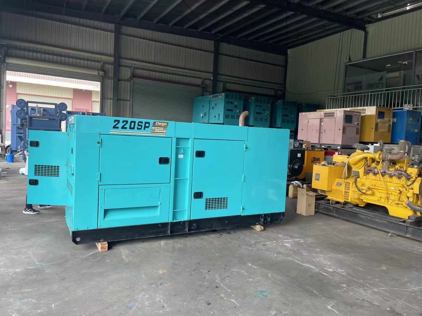 华亭柴油发电机组长期不间断运行时，如何监控其温度和压力？