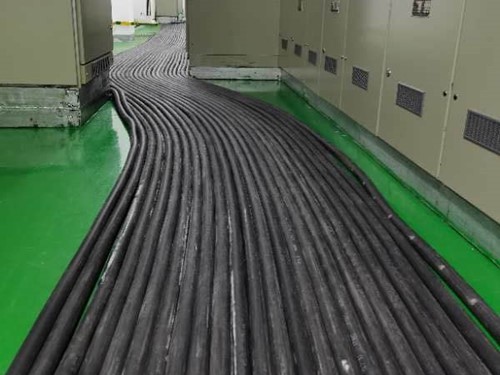 华亭如何根据理论计算公式计算温度对特定电压测量结果的影响？