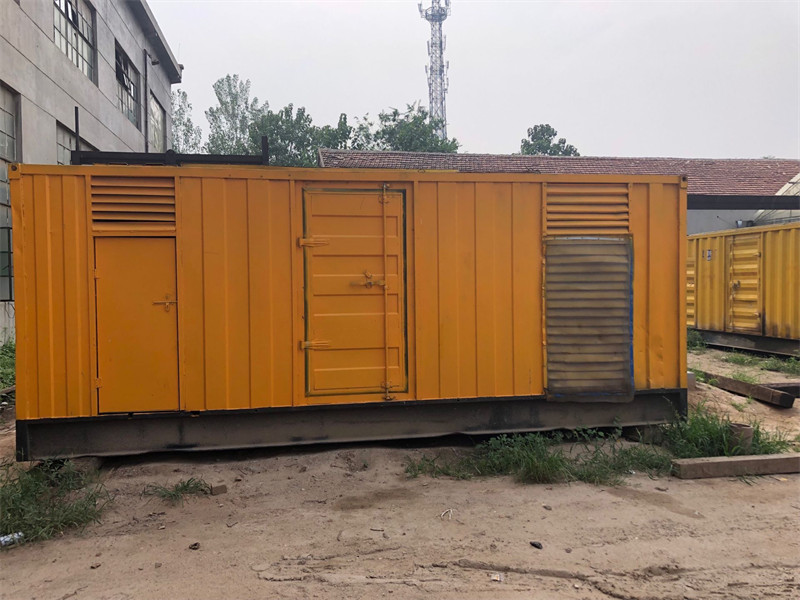 华亭发电机出租进行负载测试时，电瓶电量不足的具体判断标准是什么？