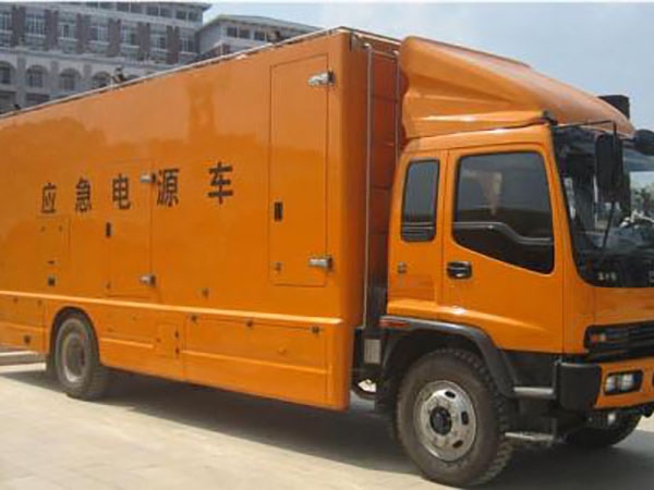 华亭冬季柴油发电机启动前，如何检查燃油系统中的积水？